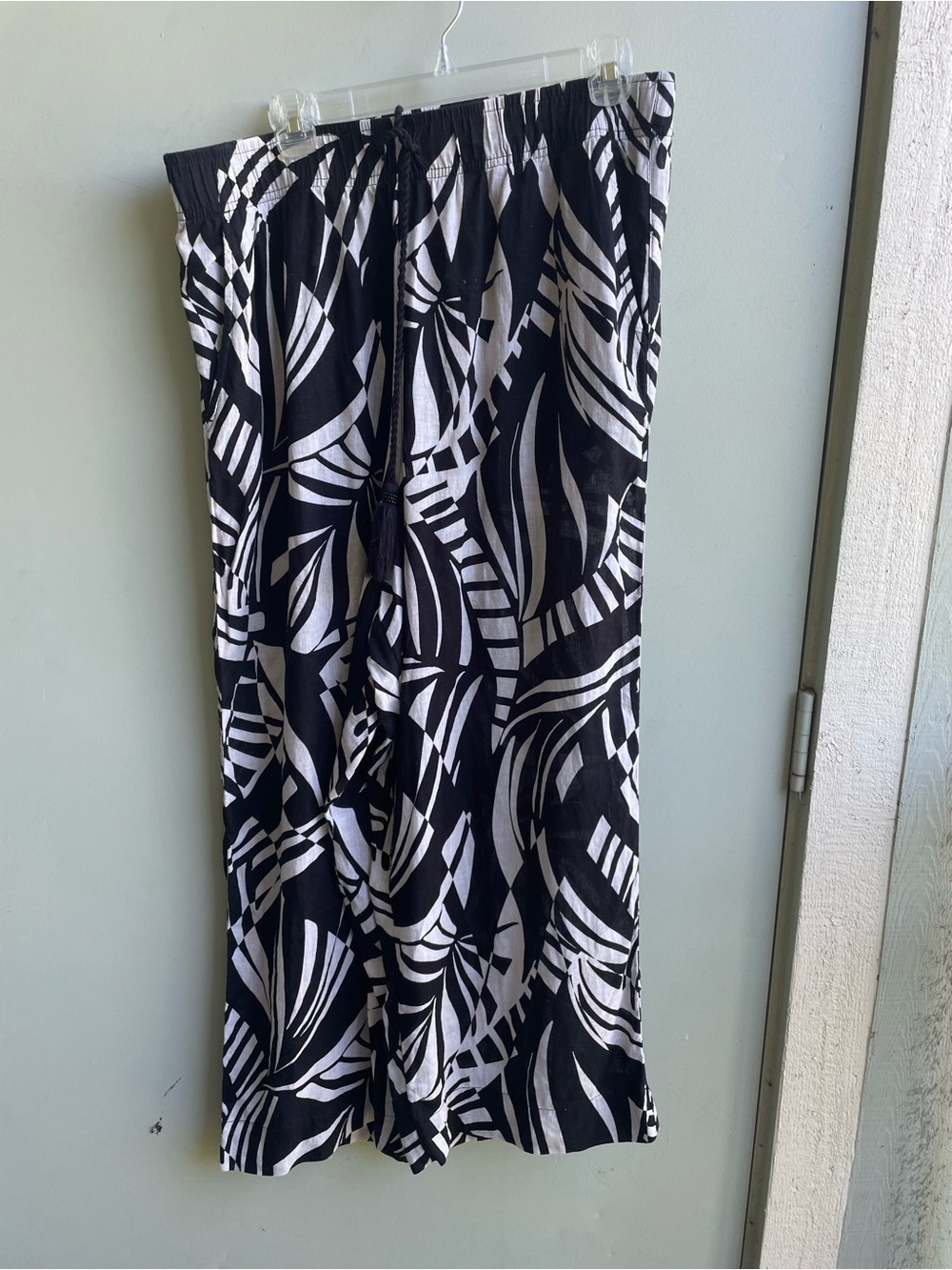 Tahari Flowy Wide Leg Pull On Pants with Tassels Abstract Black White Print XL